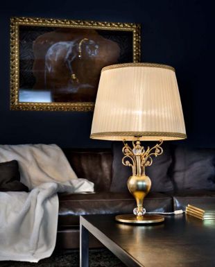 Настольная лампа с бежевым абажуром