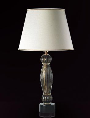Настольная лампа из темного стекла