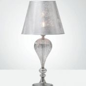 Настольная лампа с белым абажуром