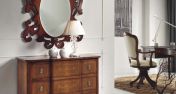 Небольшой комод в комплекте с шикарным зеркалом