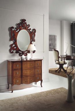 Небольшой комод в комплекте с шикарным зеркалом