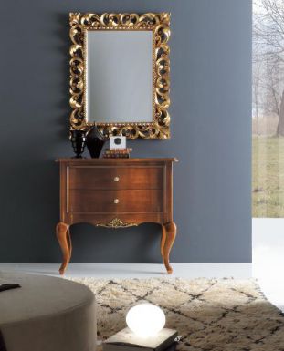 Небольшой комод и зеркало.