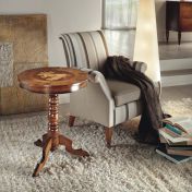 Небольшой круглый столик с креслом