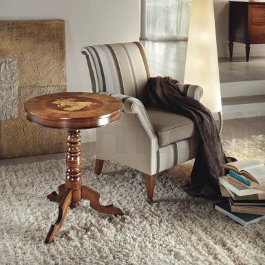 Небольшой круглый столик с креслом