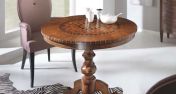 Небольшой круглый столик для гостиной