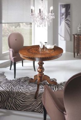 Небольшой круглый столик для гостиной