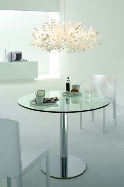 Небольшой обеденный стол.