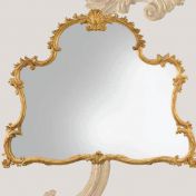 Необычная рама для зеркала интересной формы.