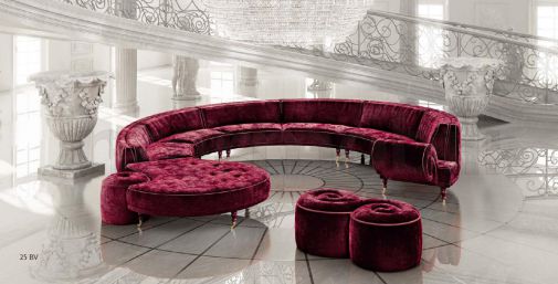 Необычный набор мягкой мебели для гостиной.