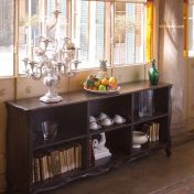 Низкая книжная полка и подсвечник с позолоченной отделкой