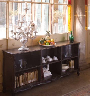 Низкая книжная полка и подсвечник с позолоченной отделкой