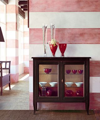 Низкая витрина в классическом стиле из коллекции Decor