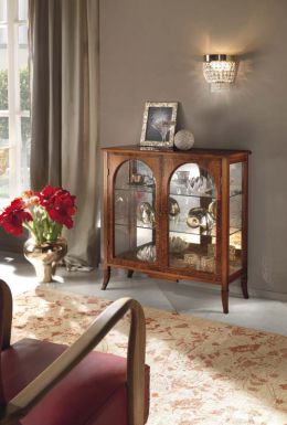 Низкая витрина для гостиной