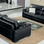 Низкий черный диван с кожаной обивкой.