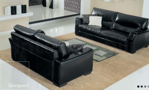 Низкий черный диван с кожаной обивкой.