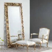 Низкое кресло, пуф и зеркало для гостиной или спальни в классическом стиле