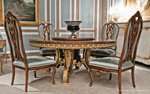 Обеденный гарнитур для столовой комнаты.