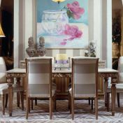 Обеденный стол и мягкие стулья.