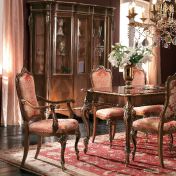 Обеденный стол и стулья для столовой или гостиной
