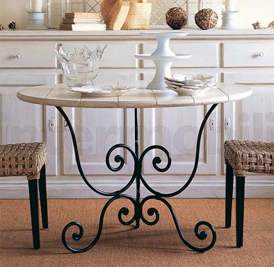 Обеденный стол на кованом фигурном основании