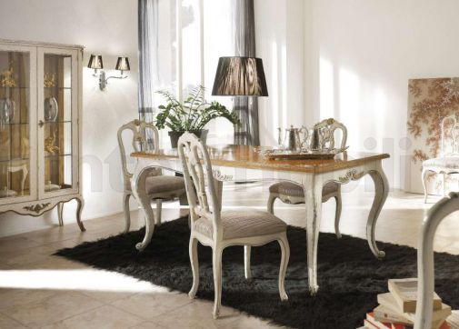 Обеденный стол в натуральном цвете дерева