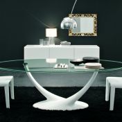 Обеденный стол со стеклянной столешницей.