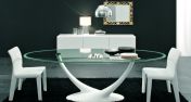 Обеденный стол со стеклянной столешницей.