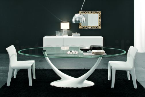 Обеденный стол со стеклянной столешницей.
