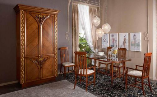 Обеденный стол со стеклянной столешницей.