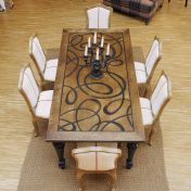 Обеденный стол и светлые стулья для столовой