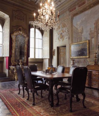 Обеденный стол и стулья для гостиной-столовой