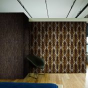 Обои с имитацией деревянных панелей.