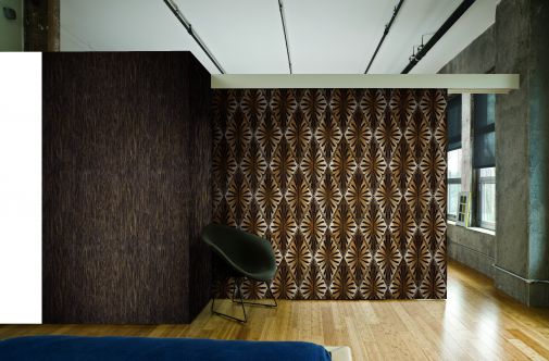 Обои с имитацией деревянных панелей.