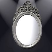 Очаровательное зеркало в овальной раме