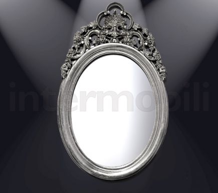 Очаровательное зеркало в овальной раме