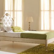 Односпальная кровать и круглые туалетные столики в классическом стиле