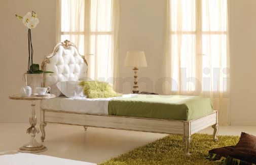 Односпальная кровать и круглые туалетные столики в классическом стиле