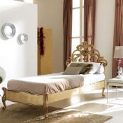 Односпальная кровать в позолоченной отделке