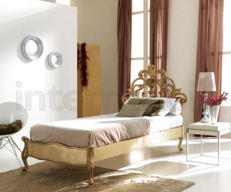 Односпальная кровать в позолоченной отделке