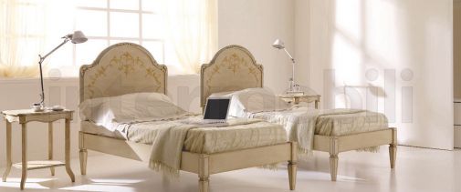 Односпальная кровать и ночной столик для классического интерьера