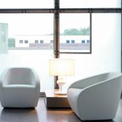 Округлое белое кресло