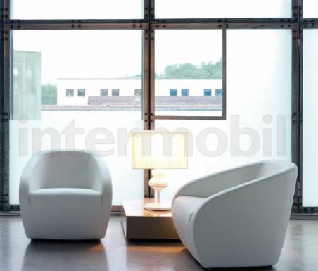 Округлое белое кресло