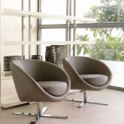 Округлое бежевое кресло