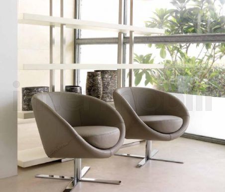 Округлое бежевое кресло