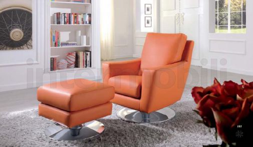 Оранжевое кресло и мягкий пуф.