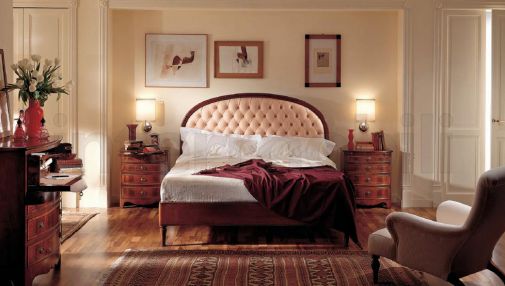 Оригинальный комплект мебели для спальни.