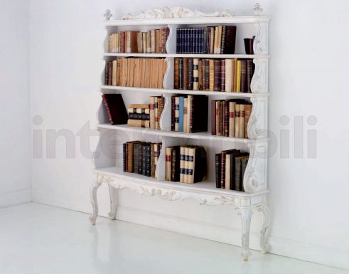 Открытый книжный шкаф с декорированными резными элементами