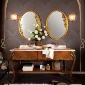 Овальные зеркала и консоль для ванной комнаты.