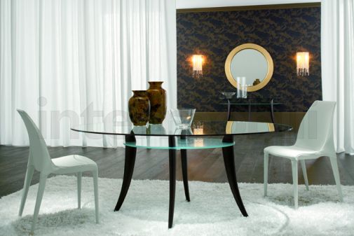 Овальный обеденный стол от Cattellan.