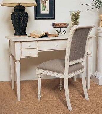 Письменный стол и классический стул с резными ножками